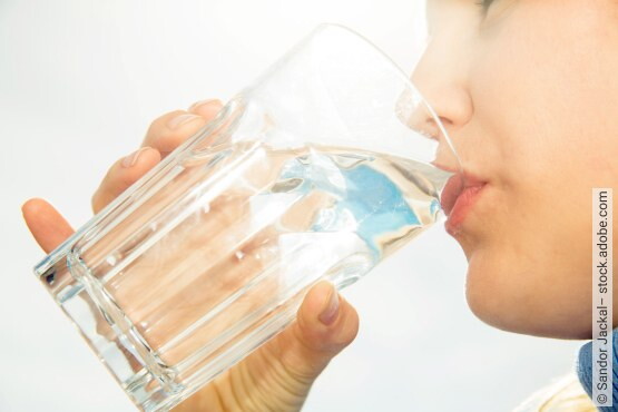 Beugen Sie Flüssigkeitsverluste mit ausreichender Trinkmenge vor. Title: Viel trinken bei einer Erkältung