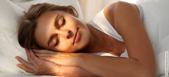 Eine Frau schläft ausreichend, um einer Erkältung vorzubeugen.