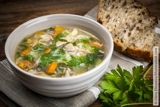 Leichte Speisen wie warme Suppen sind bei erhöhter Temperatur ratsam.