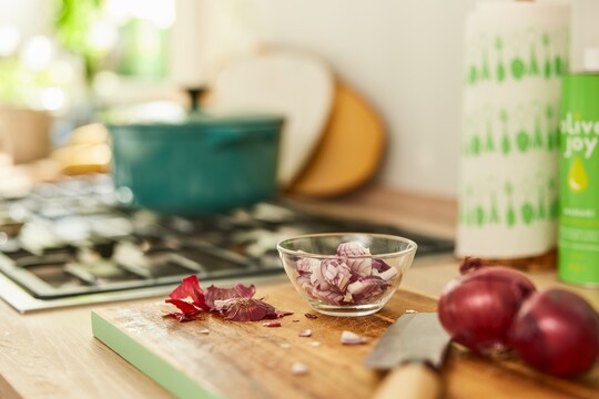 Aufgeschnittene Zwiebeln neben dem Herd: Helfen sie bei Erkältung?